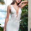 Nahaufnahme des tiefen V-Ausschnitts mit floraler Spitze und transparentem Einsatz, kombiniert mit schmalen Trägern für einen eleganten Look.