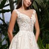 Detailaufnahme des Brautkleids mit feiner floraler Spitze, zarten Trägern und halbtransparentem Mieder.