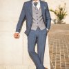 Moderner Bräutigamanzug in Hellblau mit grauer Weste, Krawatte und braunen Schuhen – stilvoller Look für die Sommerhochzeit im Freien.
