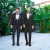 Klassischer Smoking in Schwarz und Dunkelblau für den Bräutigam – stilvoller Hochzeitslook mit Fliege in eleganter mediterraner Kulisse.