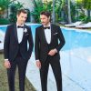 Eleganter Bräutigam-Smoking in Schwarz und Dunkelblau mit Fliege – ideal für stilvolle Hochzeiten mit luxuriösem Flair.