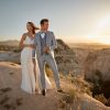 Blauer Hochzeitsanzug mit Weste und Fliege – eleganter Bräutigamlook in harmonischer Kombination mit einem weißen Brautkleid.