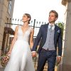 Dunkelblauer Bräutigamanzug mit Stehkragen, hellblauer Weste und Krawatte – eleganter Hochzeitslook im harmonischen Paarstil.