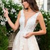 Nahaufnahme vom Prinzessin Brautkleid mit breiten Trägern und blushfarbener Spitze auf der Korsage
