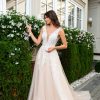 Prinzessin Brautkleid mit breiten Trägern, blushfarbener Tüllrock und langer Schleppe – Aufnahme von vorne