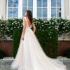 Rückenansicht des Prinzessin Brautkleides mit breiten Trägern, tiefer Rücken und fließender Tüllschleppe in Blush
