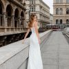 Rückansicht eines figurbetonten Fit & Flare Brautkleids mit Spitzenrückteil in urbaner Kulisse