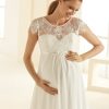 Detailaufnahme des Brautkleids mit feiner floraler Spitze, zarten Trägern und halbtransparentem Mieder.