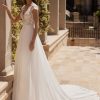 Brautkleid A-Linie mit tiefem Dekolleté, kurzen Ärmeln und Chiffon-Rock – Vorderansicht