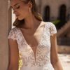 Detailansicht des Brautkleids A-Linie mit tiefem Dekolleté und floraler Spitze – Nahaufnahme vorne