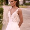 Nahaufnahme vom Prinzessin Brautkleid mit schmalen Trägern und bestickter Korsage