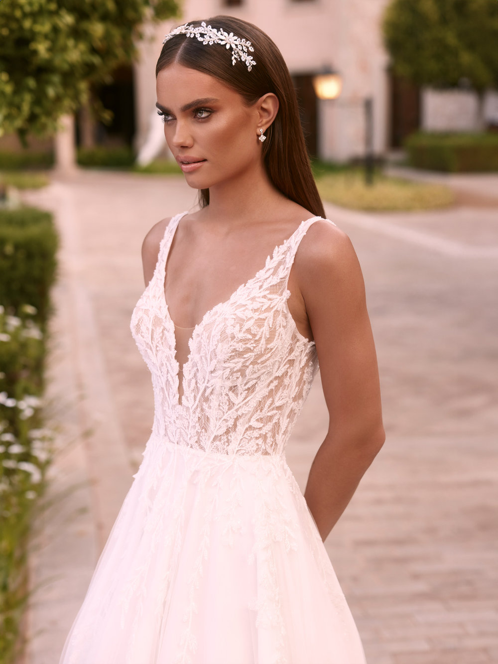 Nahaufnahme vom Prinzessin Brautkleid mit schmalen Trägern und bestickter Korsage