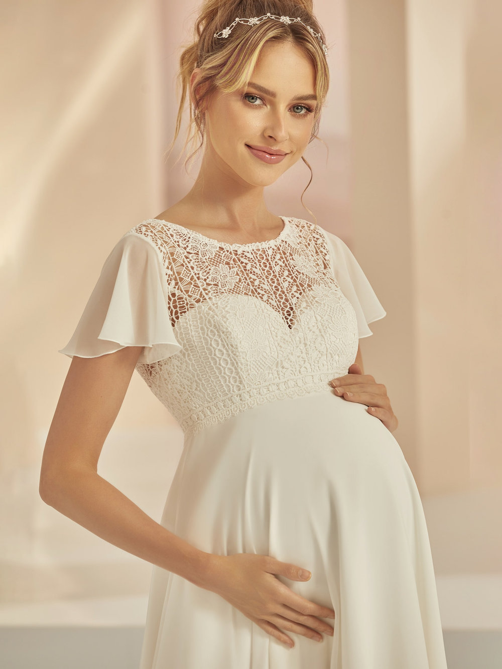 Detailansicht Umstandsbrautkleid mit feiner Spitze und Flügelärmeln