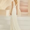 Rückenansicht des Fit & Flare Brautkleids mit tiefem V-Ausschnitt und Reißverschluss