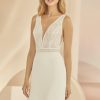 Detailansicht des Fit & Flare Brautkleids mit V-Ausschnitt und zarter Spitzenverzierung am Dekolleté