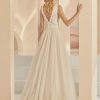 Tiefer Rückenausschnitt eines Boho & Vintage Brautkleids mit Reißverschluss und feiner Spitze