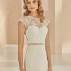 Nahaufnahme des Fit & Flare Brautkleides mit feiner Spitze und Cap-Ärmeln