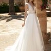 Boho & Vintage Brautkleid mit Tüllrock und tiefem V-Ausschnitt, seitliche Cutouts