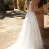 Rückenansicht Brautkleid mit Cut-Outs und tiefem Rückenausschnitt aus Spitze
