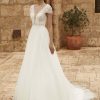 A-Linie Brautkleid mit Tüllrock und Spitzenoberteil, Knopfleiste im Rücken und kurzen Ärmeln.