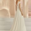 Rückenansicht des Brautkleids im Boho & Vintage Stil mit eleganter Knopfleiste und tiefem Rückenausschnitt