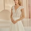 Detailaufnahme des Brautkleids im Boho & Vintage Stil mit Knopfleiste – Vorderansicht