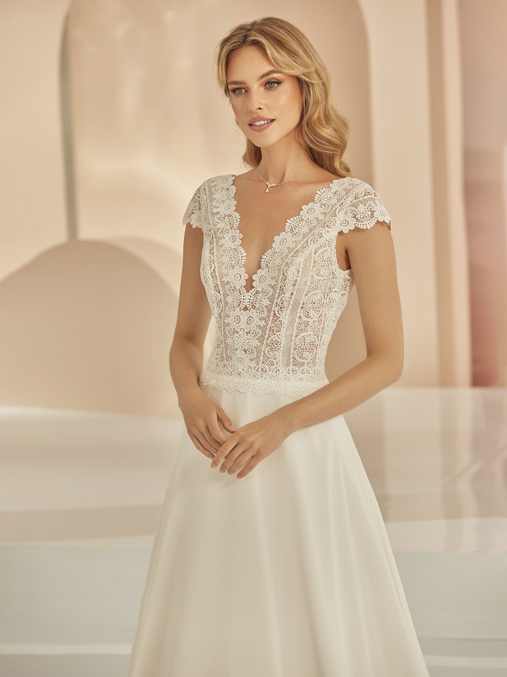Detailaufnahme des Brautkleids im Boho & Vintage Stil mit Knopfleiste – Vorderansicht