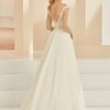 Rückenansicht – A-Linien-Brautkleid mit tiefem Rückenausschnitt, Knopfleiste und floraler Spitze