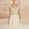 Detailansicht vorne – A-Linien-Brautkleid mit durchsichtiger Korsage und floraler Spitze