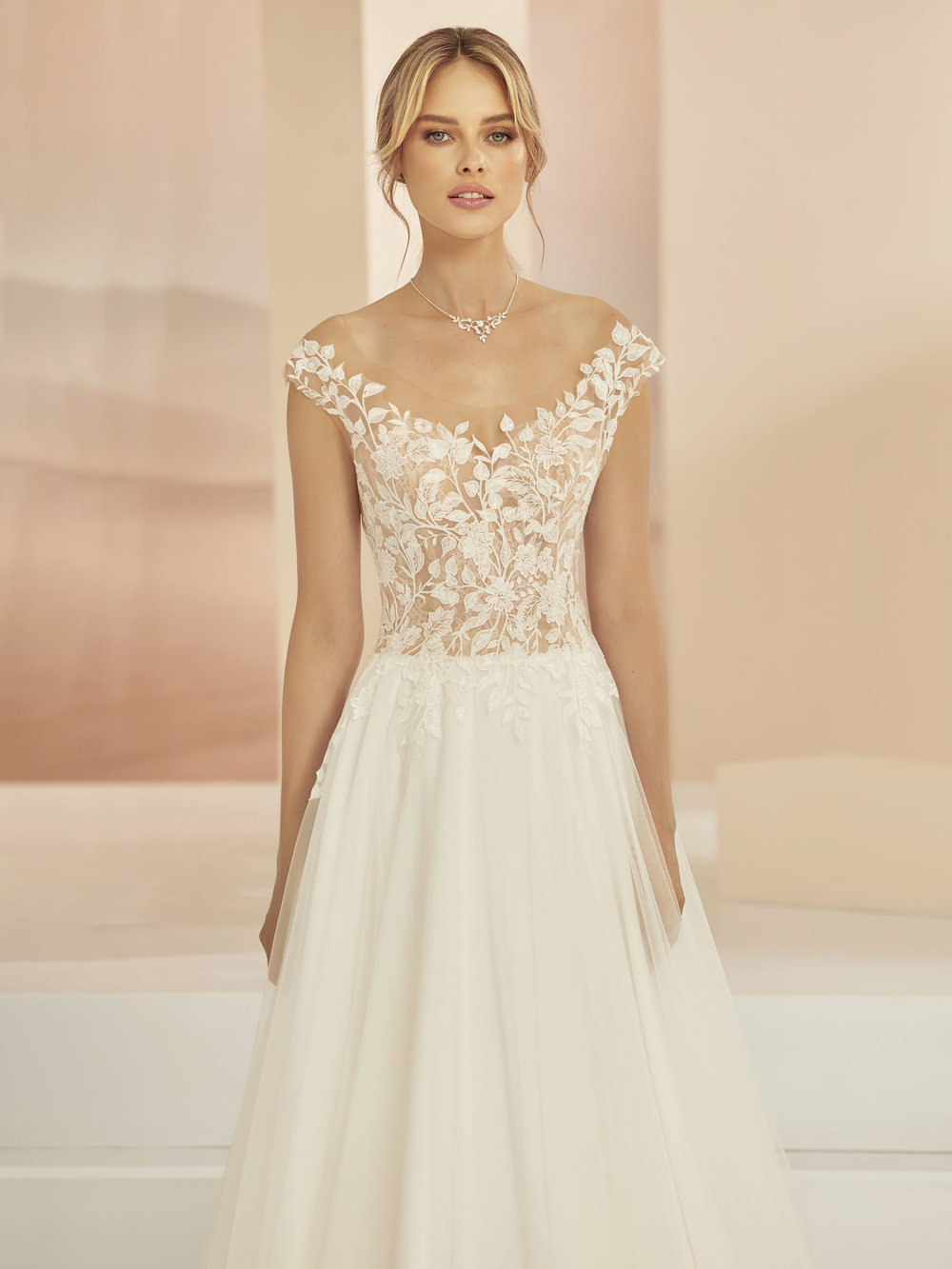 Detailansicht vorne – A-Linien-Brautkleid mit durchsichtiger Korsage und floraler Spitze