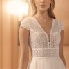 Detailaufnahme des Spitzenoberteils mit tiefem V-Ausschnitt und zarter Häkelspitze bei Boho Brautkleid