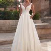 A-Linie Brautkleid aus Satin mit tiefem Rückenausschnitt und eleganter Silhouette – perfekt für das Standesamt oder die freie Trauung.