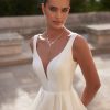 A-Linie Brautkleid aus Satin mit V-Ausschnitt und breiten Trägern – edel und schlicht für moderne Bräute.