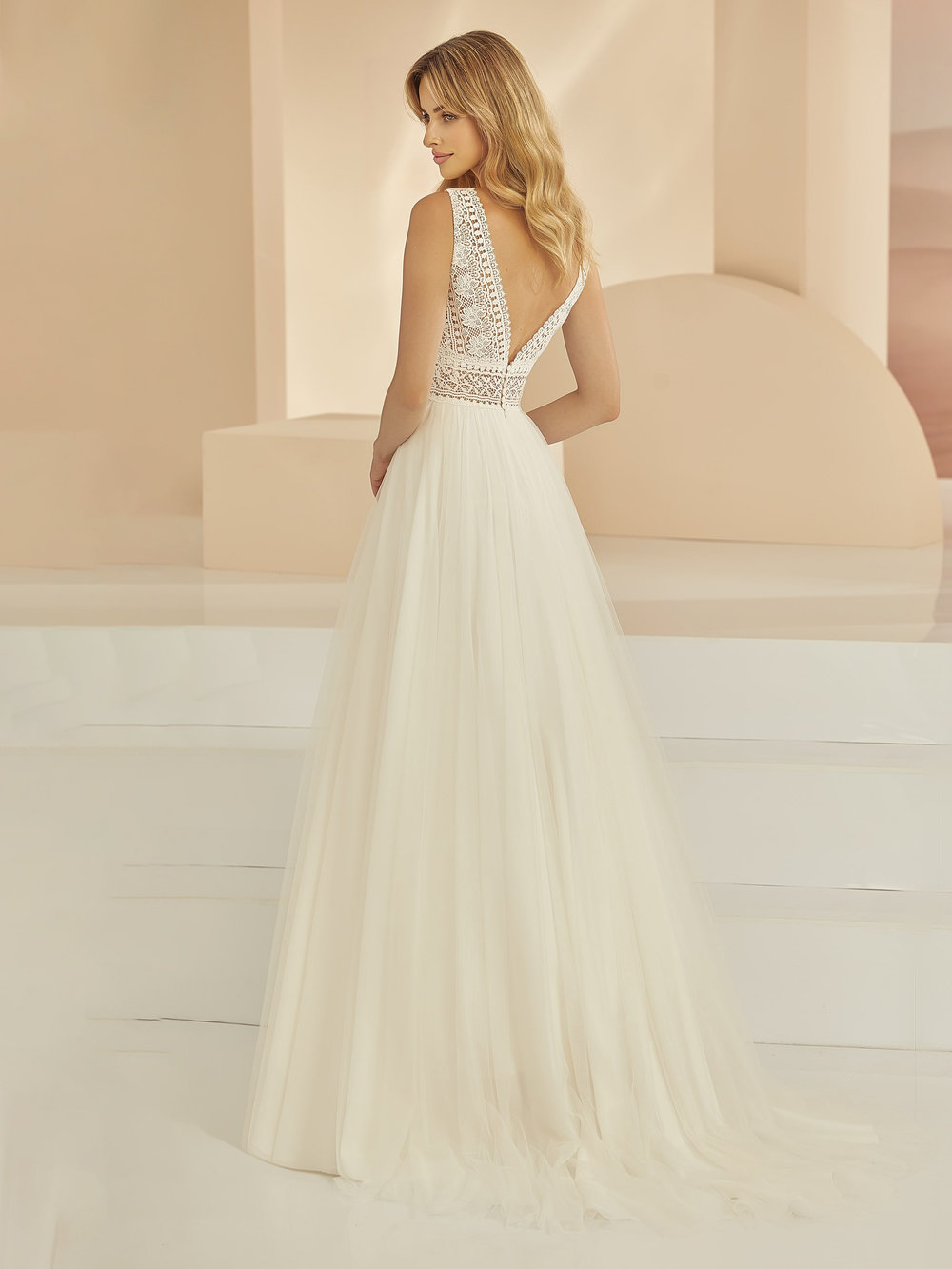 Rückenansicht vom Brautkleid Boho & Vintage mit tiefem Rückenausschnitt und Reißverschluss