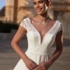 Detailaufnahme des Brautkleides mit tiefem V-Ausschnitt und feiner Boho-Spitze am Oberteil