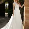 Boho & Vintage Brautkleid mit zarter Spitze, Chiffonrock und kurzen Ärmeln – ideal für eine romantische Sommerhochzeit.