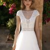 Detailansicht des Boho Brautkleids mit floraler Spitze, V-Ausschnitt und figurbetonter Taillenpartie.