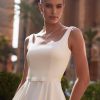 Nahaufnahme des cleanen A-Linien Brautkleids mit eckigem Ausschnitt und Satinstoff