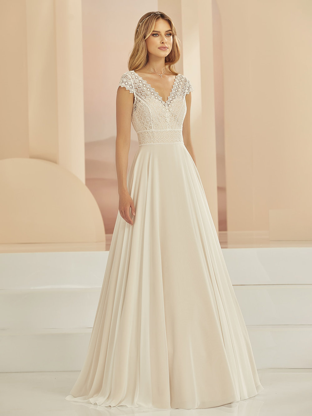Brautkleid Boho & Vintage mit gehäkelter Spitze und Tüllrock, Vorderansicht