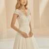 Nahaufnahme vom Boho & Vintage Brautkleid mit feiner gehäkelter Spitze