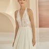 Nahaufnahme vom Brautkleid im Boho & Vintage-Stil mit gehäkelter Spitze, Neckholder-Ausschnitt und Tüllrock