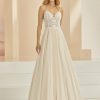 Brautkleid Boho & Vintage mit Spaghetti-Kordelträgern, tiefem Rückenausschnitt und Chiffonrock – Aufnahme von vorne