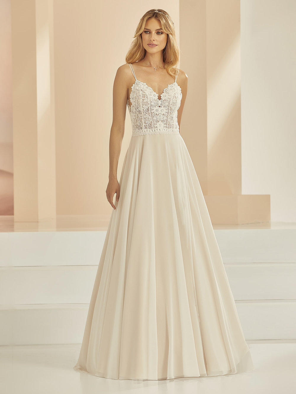 Brautkleid Boho & Vintage mit Spaghetti-Kordelträgern, tiefem Rückenausschnitt und Chiffonrock – Aufnahme von vorne