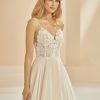 Detailansicht des Brautkleids Boho & Vintage mit gehäkelter Spitze, Spaghetti-Trägern und Knopfleiste – Nahaufnahme von vorne