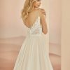 Rückansicht des Brautkleids Boho & Vintage mit tiefem Rückenausschnitt, Knopfleiste und zarten Kordelträgern