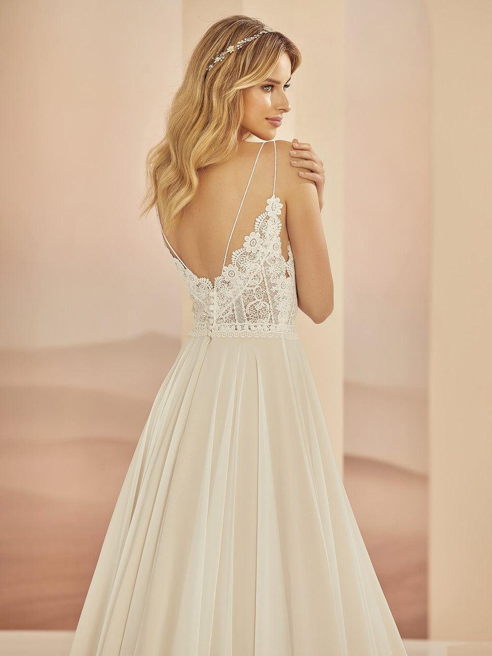 Rückansicht des Brautkleids Boho & Vintage mit tiefem Rückenausschnitt, Knopfleiste und zarten Kordelträgern
