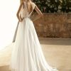 Rückenansicht eines Boho & Vintage Brautkleids mit tiefem Rückenausschnitt und filigraner Knopfleiste