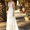 Boho & Vintage Brautkleid mit tiefem V-Ausschnitt und zarter Häkelspitze, fotografiert bei natürlichem Licht