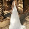 Rückenansicht eines Tüll-Brautkleids im Boho-Stil mit tiefer Rückenaussparung und Knopfleiste