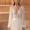Brautkleid mit langen Ärmeln, tiefer Spitze und figurbetontem Oberteil von vorne